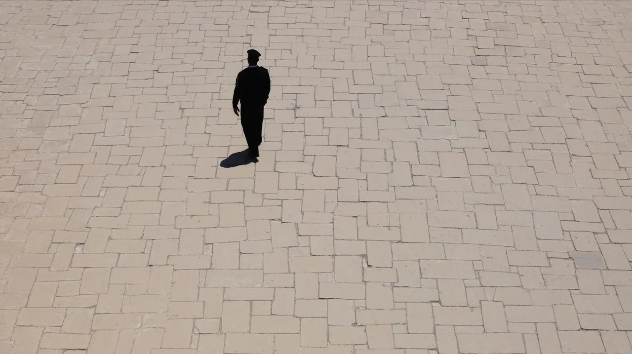 Una persona caminando, vista desde un dron