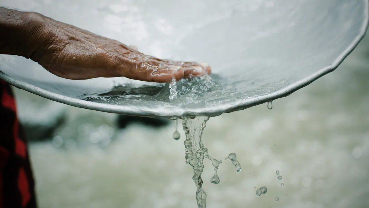 Mano dentro del agua
