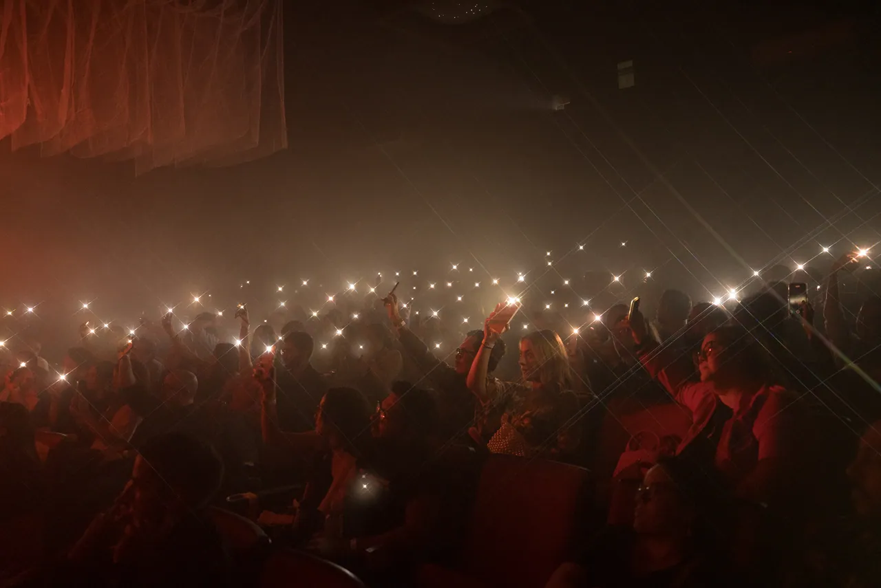 Público con luces en un concierto de Arturo Pardo
