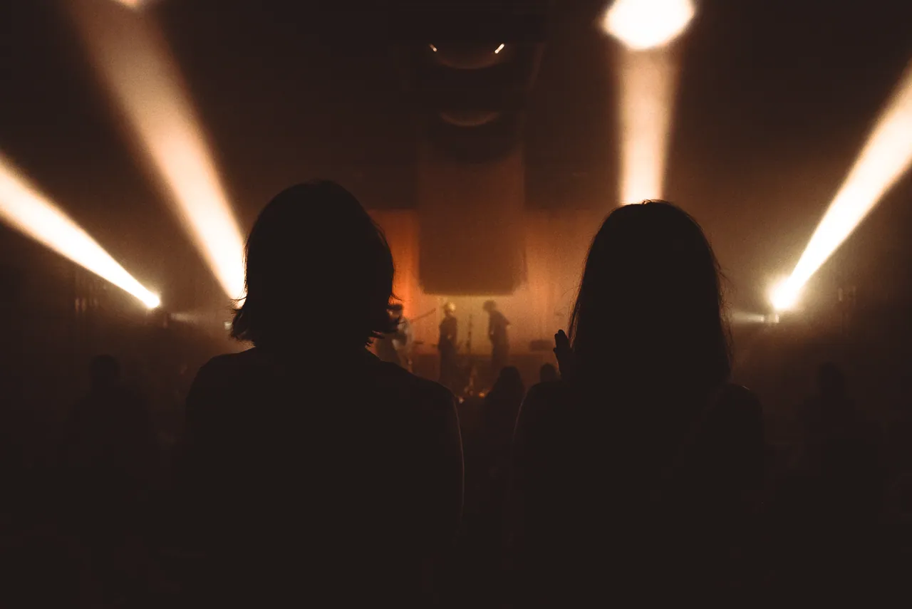 Dos siluetas frente a las luces, concierto de Arturo Pardo