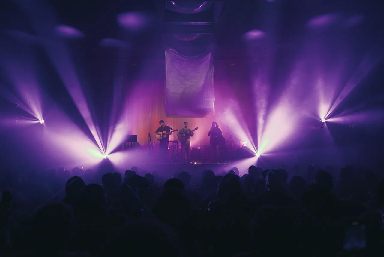 Escenario con luces moradas, concierto de Arturo Pardo