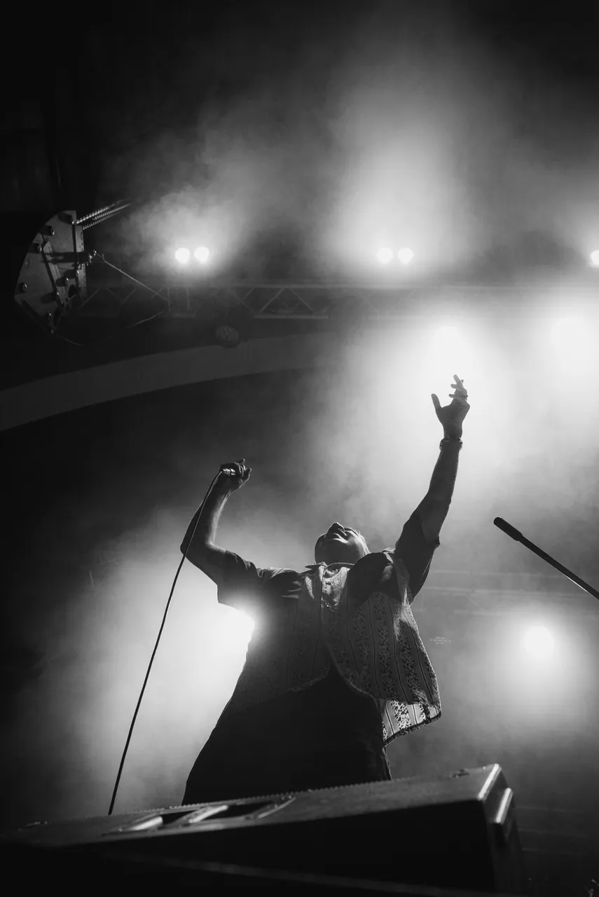 Daniel Patiño cantando, blanco y negro