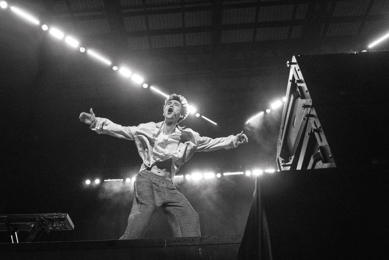 Jacob Collier saltando en el escenario