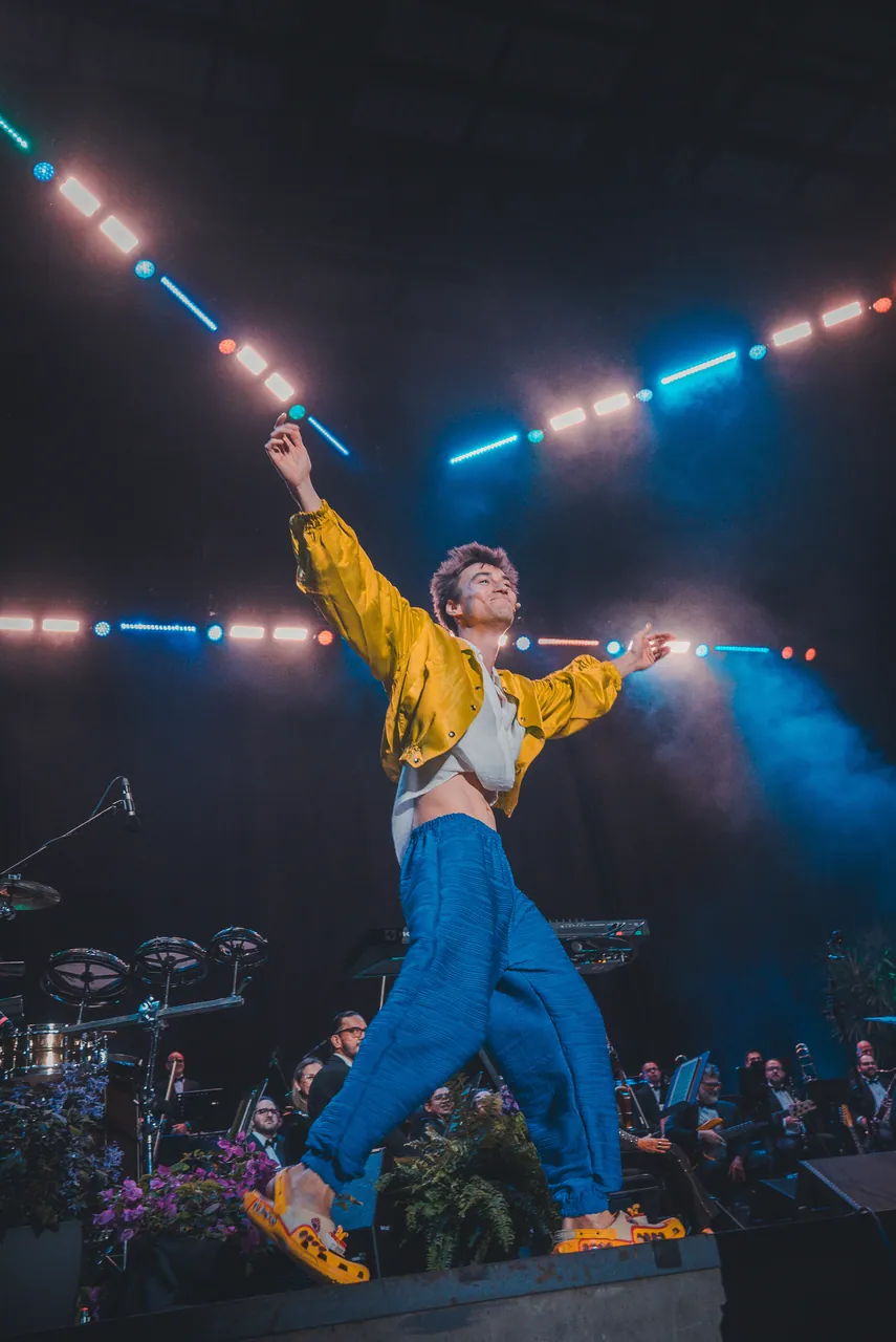 Jacob Collier gritando en el escenario