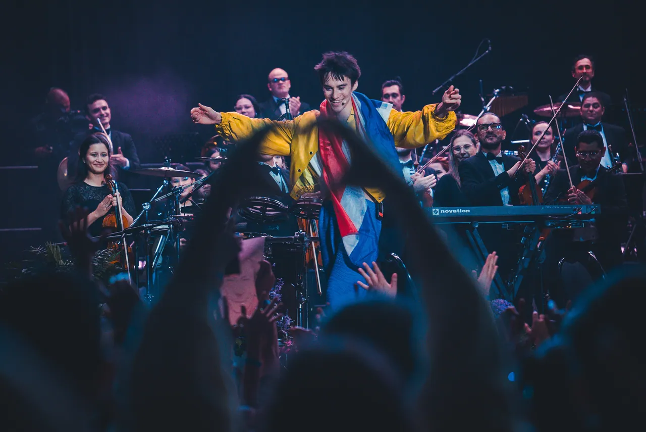 Jacob Collier con la orquesta y el público