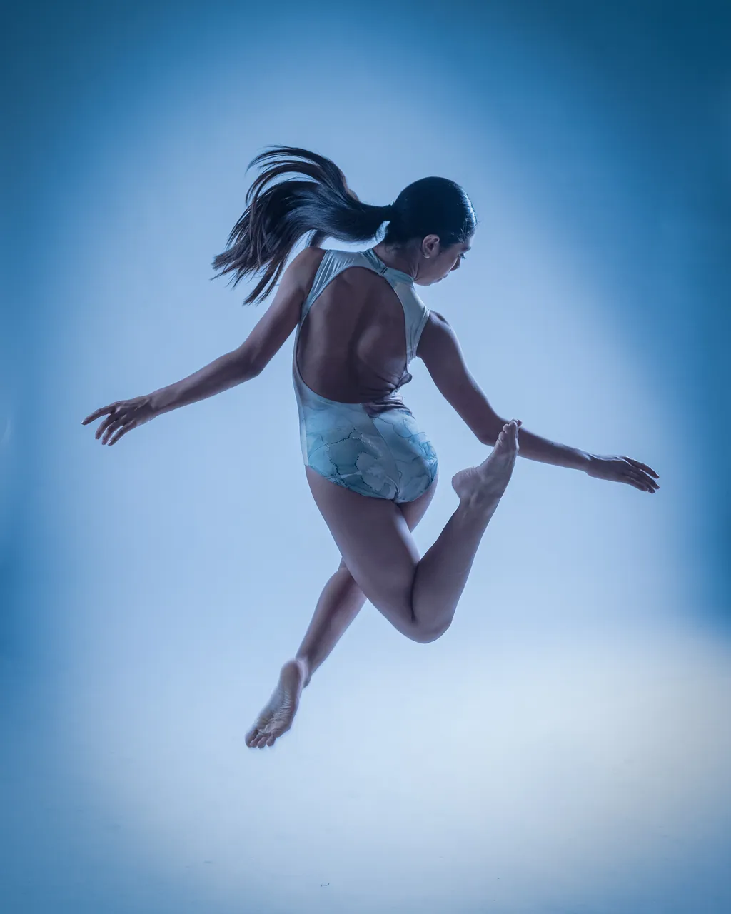 Bailarina saltando sobre fondo azul, Andamio 2022
