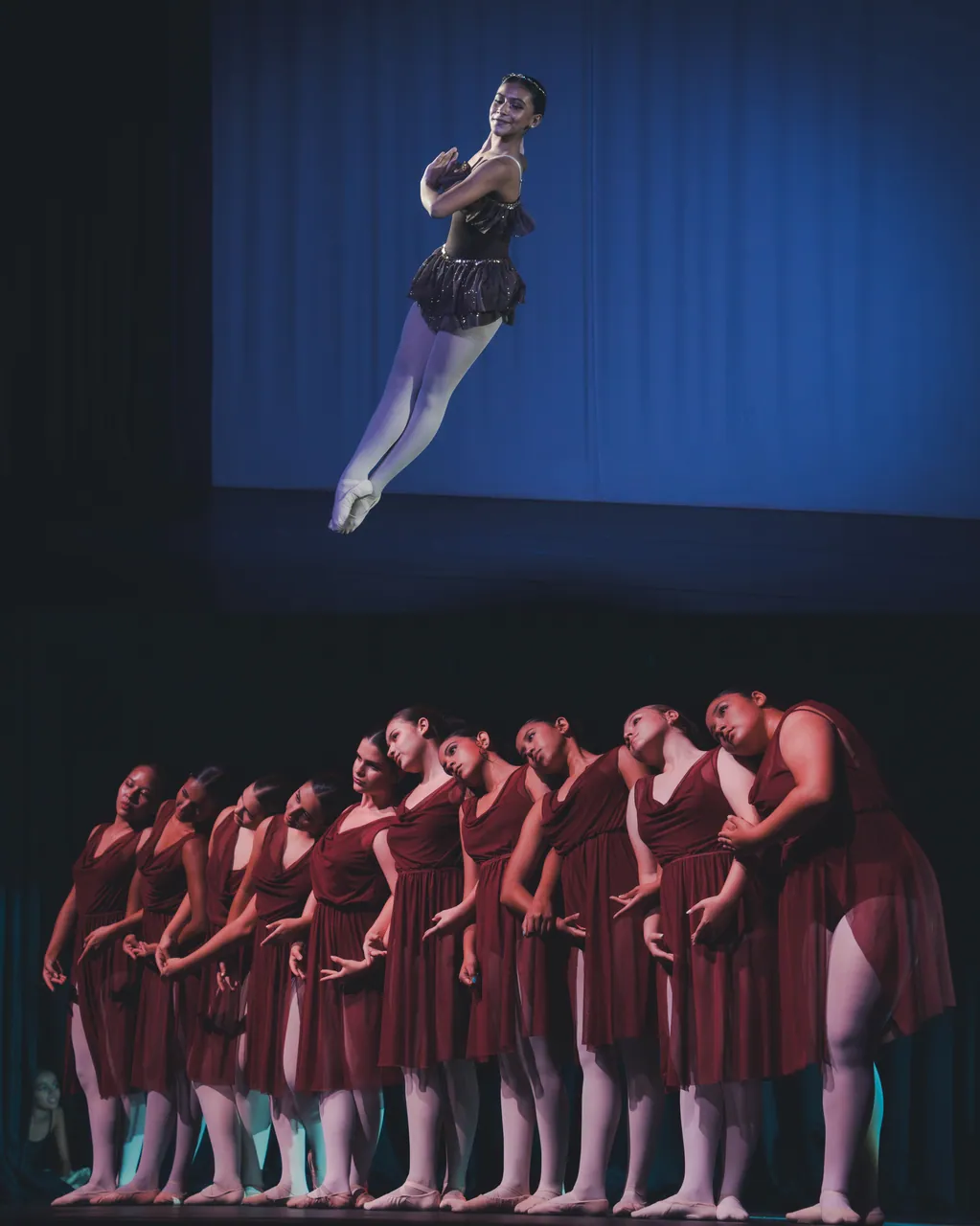 Salto sobre fondo azul y elenco de rojo, Festival de Ballet San José