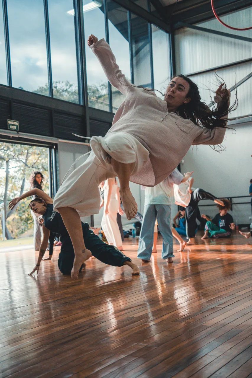 Bailarines en suspensión, Festival Revés 2026