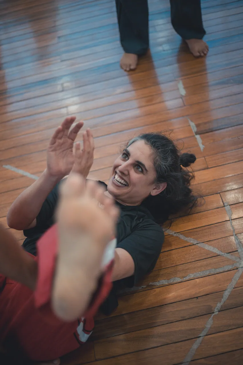 Bailarina riendo en el piso, Festival Revés 2026
