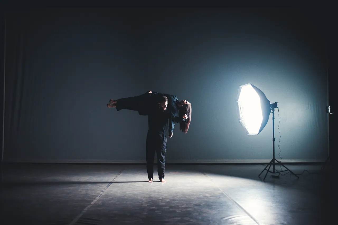 Bailarín junto a una luz de estudio, videodanza Moment