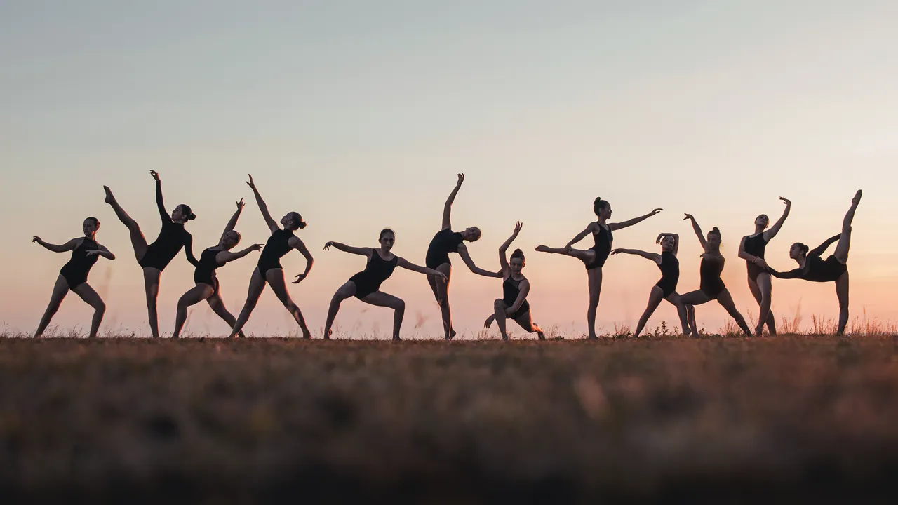 Línea de bailarinas en el horizonte