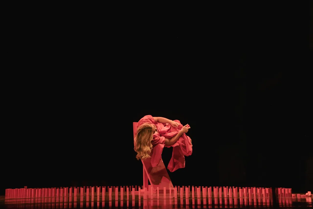 Bailarina de rojo sobre fondo negro