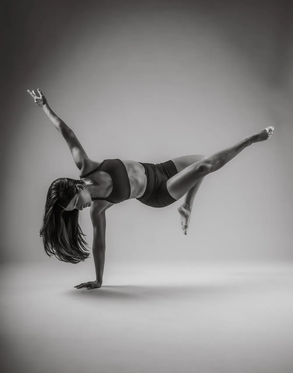 Bailarina apoyada en el suelo, blanco y negro