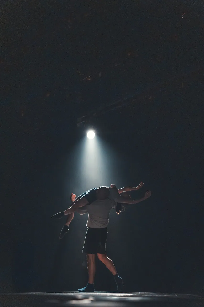Bailarines bajo luz cenital