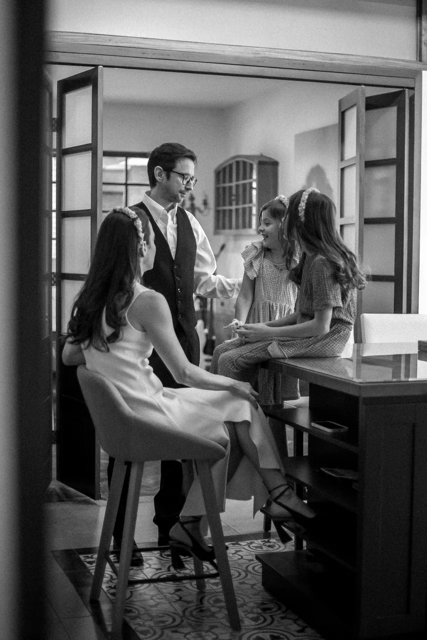 Familia en casa antes de una boda, blanco y negro