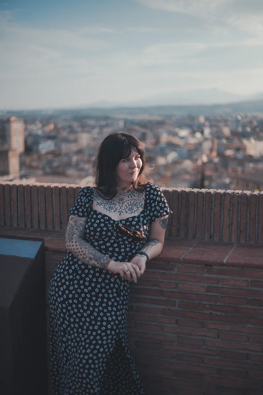 Retrato en una terraza sobre Girona