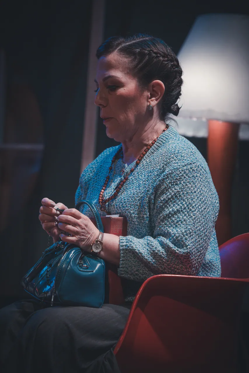 Actress during the show, Sala de Espera
