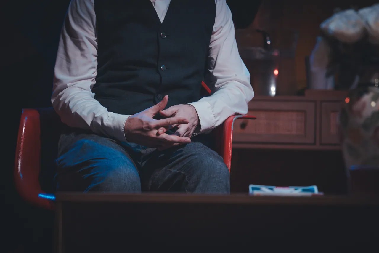 An actress's hands during the show, Sala de Espera