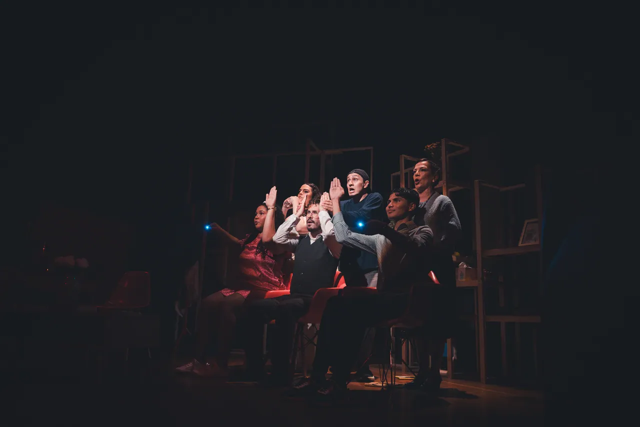 The cast in half-light at the end of Sala de Espera